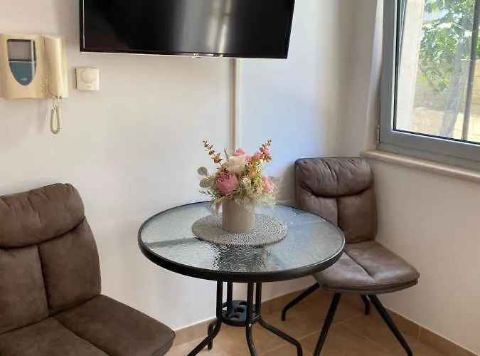 Pivac * Макарська